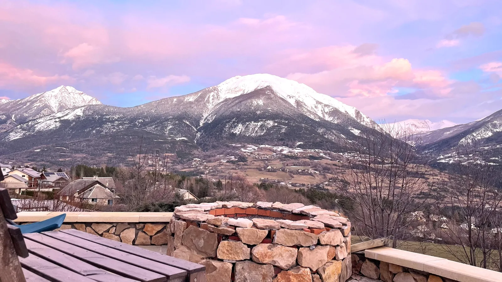 Coin brasero face aux montagnes
