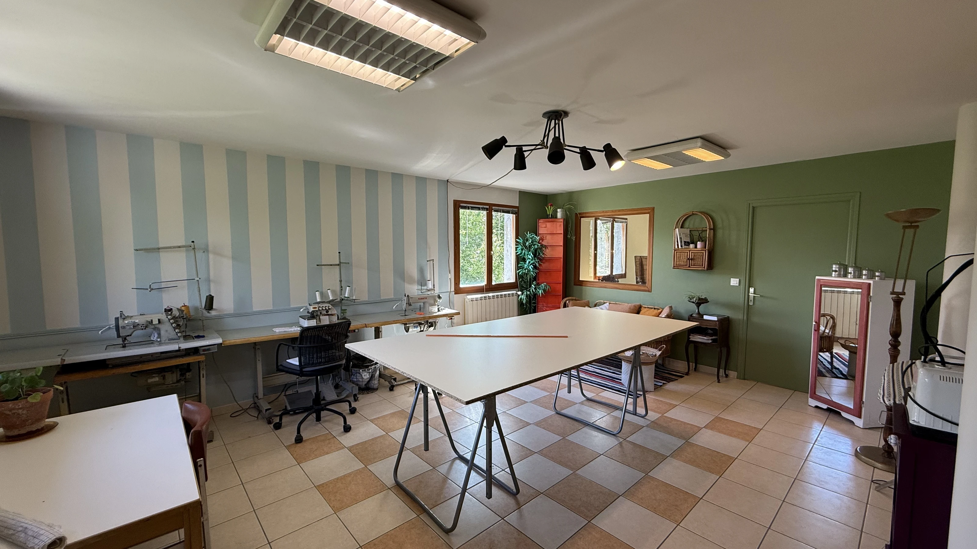 Vue d'ensemble de l'atelier de couture Modestine