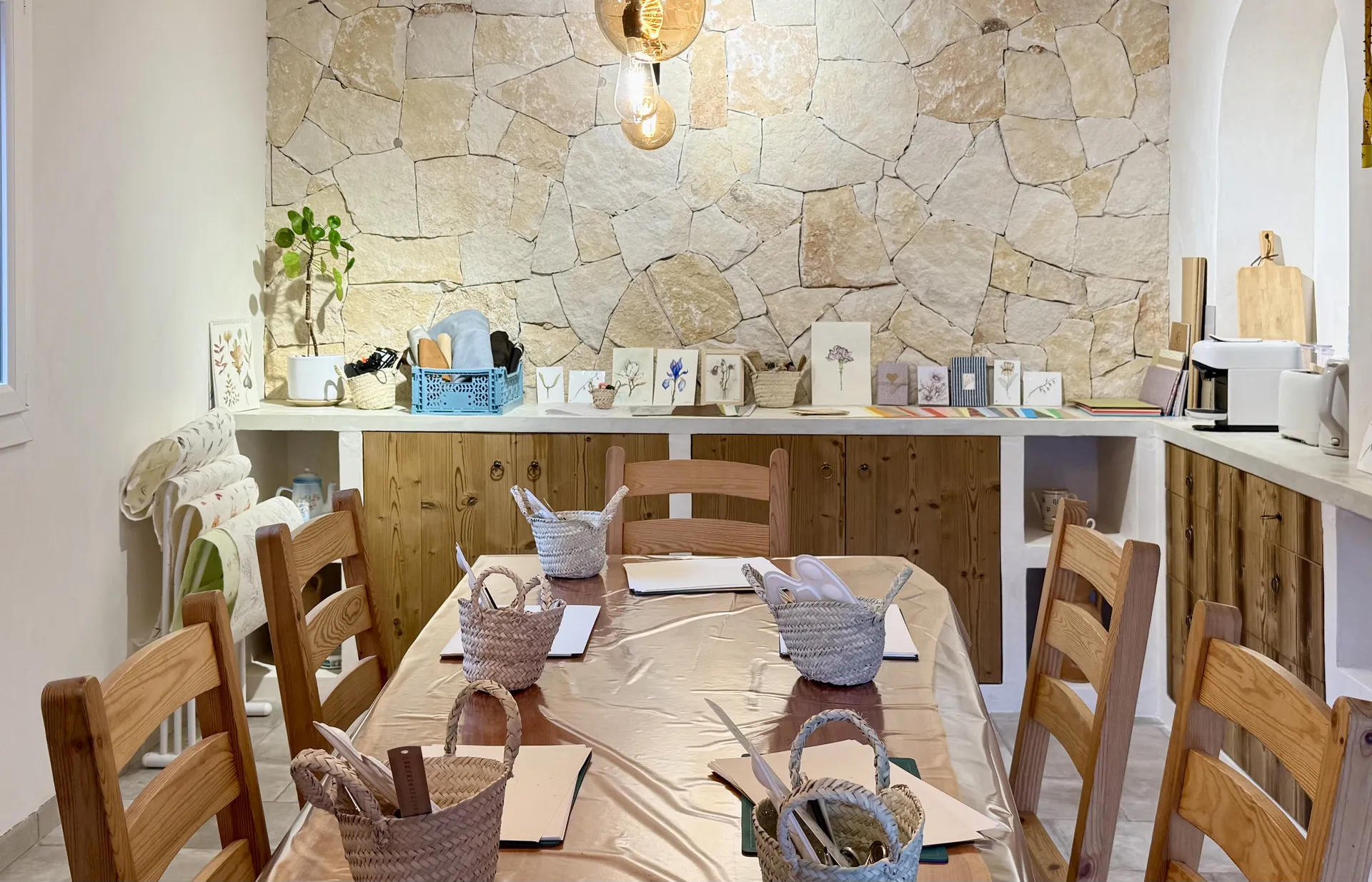 La table dressée pour la retraite créative, au gîte des Séyères