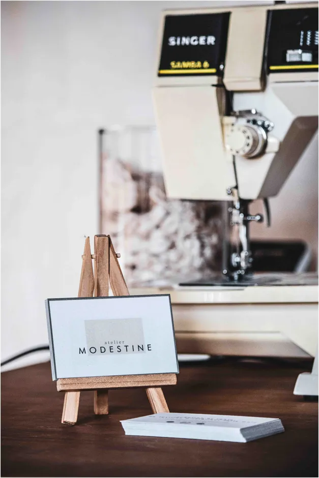Le chevalet et la table de travail de l'Atelier Modestine